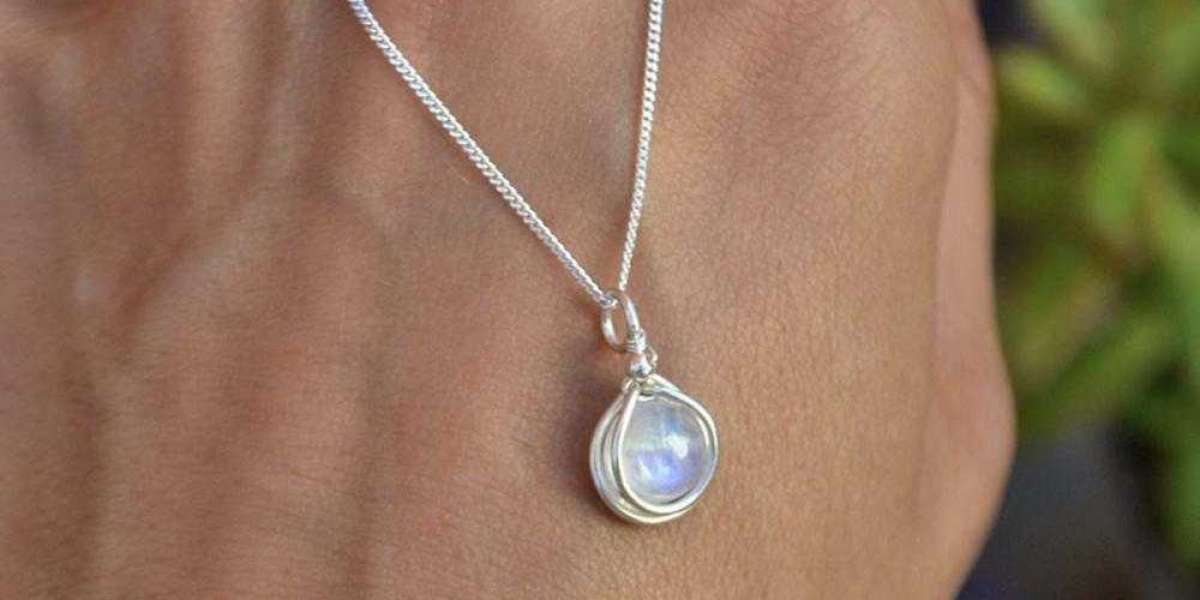 How Moonstone Connects to Lunar Energy and Cycles